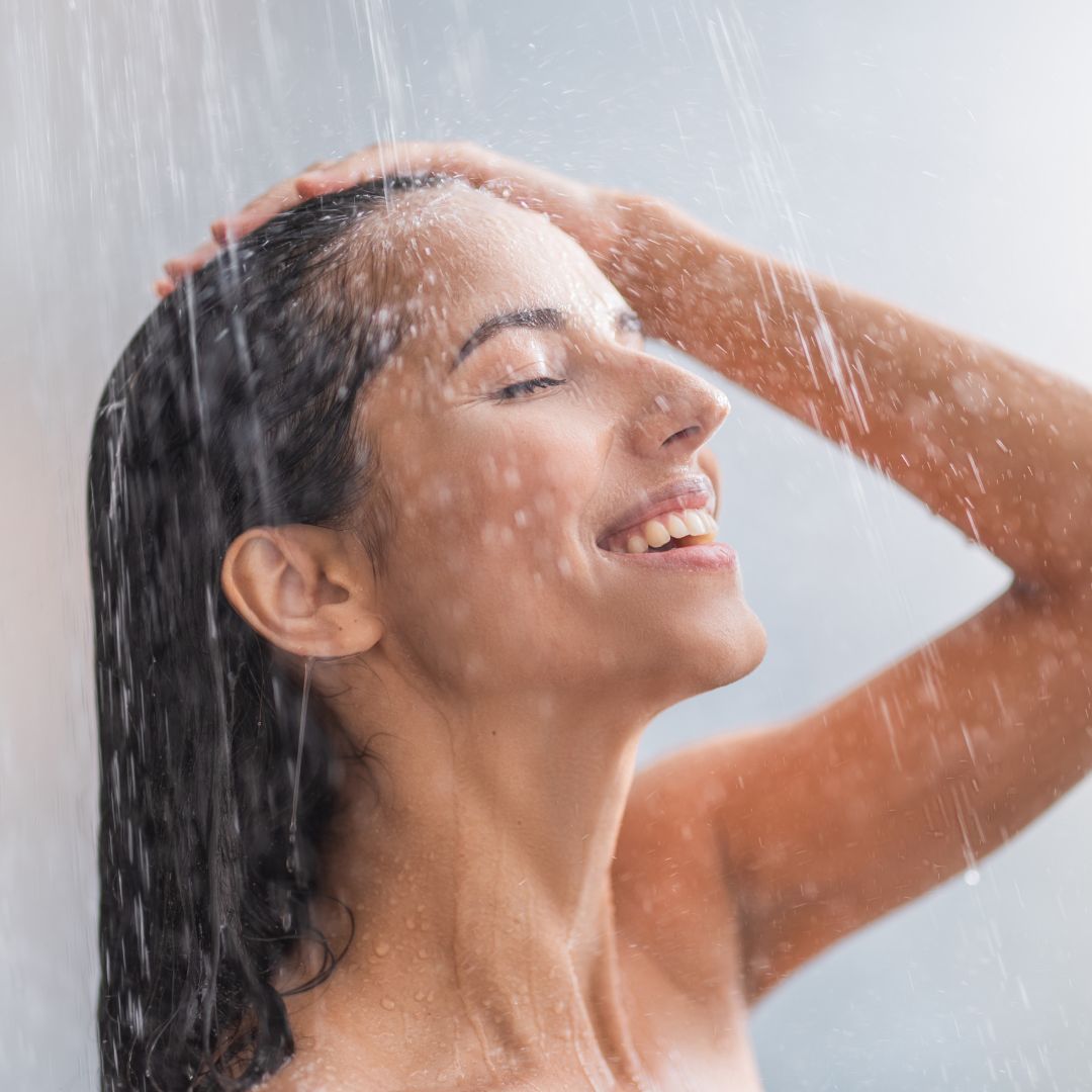 Femme heureuse sous la douche