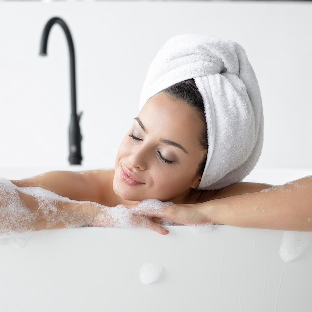 femme heureuse dans son bain